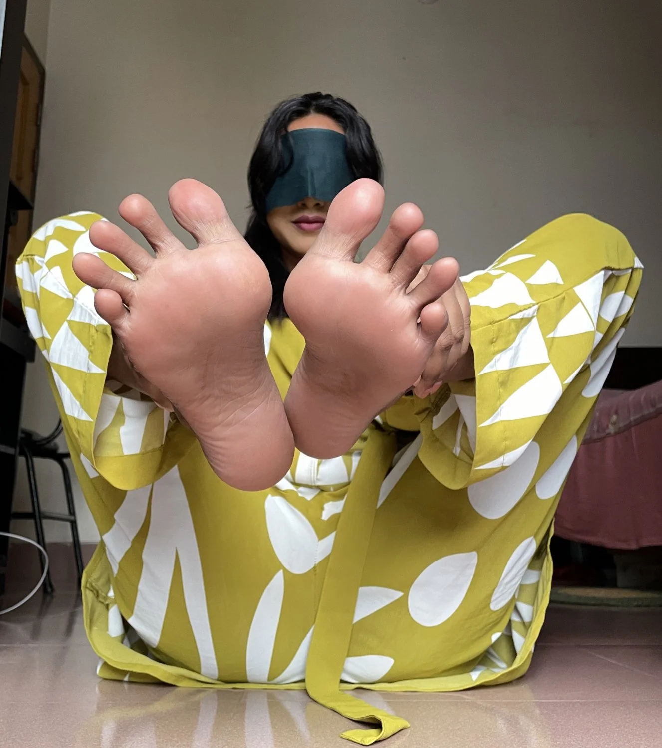 Asiática lindinha exibe suas solinhas e pezinhos. 🤤😋👅 image 14