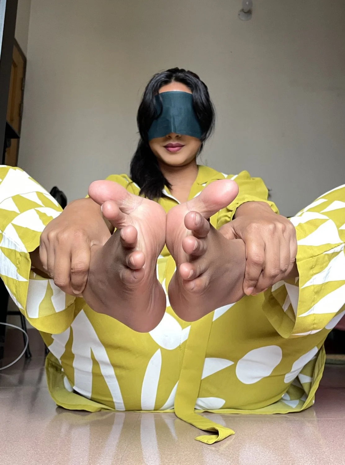Asiática lindinha exibe suas solinhas e pezinhos. 🤤😋👅 image 15