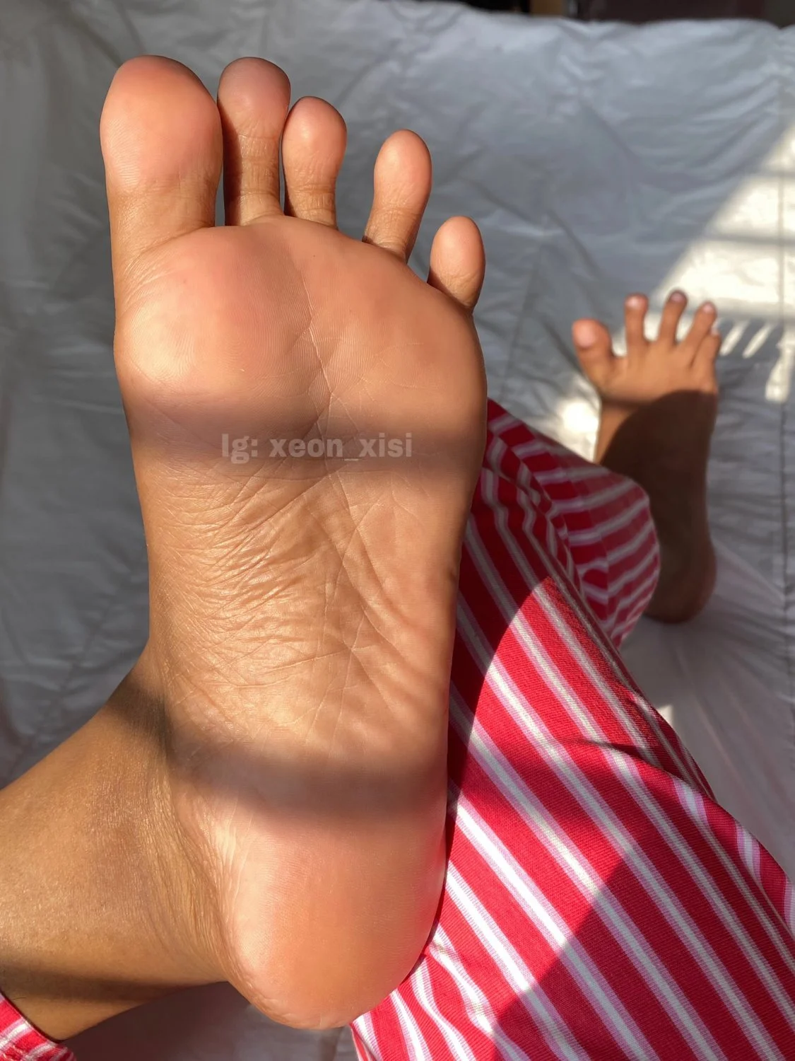 Asiática lindinha exibe suas solinhas e pezinhos. 🤤😋👅 image 37