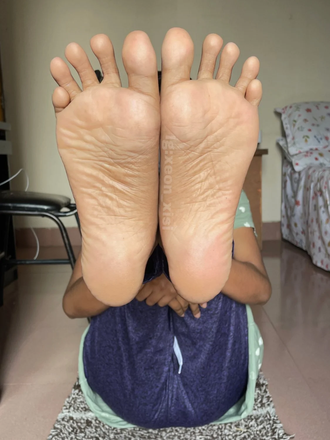 Asiática lindinha exibe suas solinhas e pezinhos. 🤤😋👅 image 45