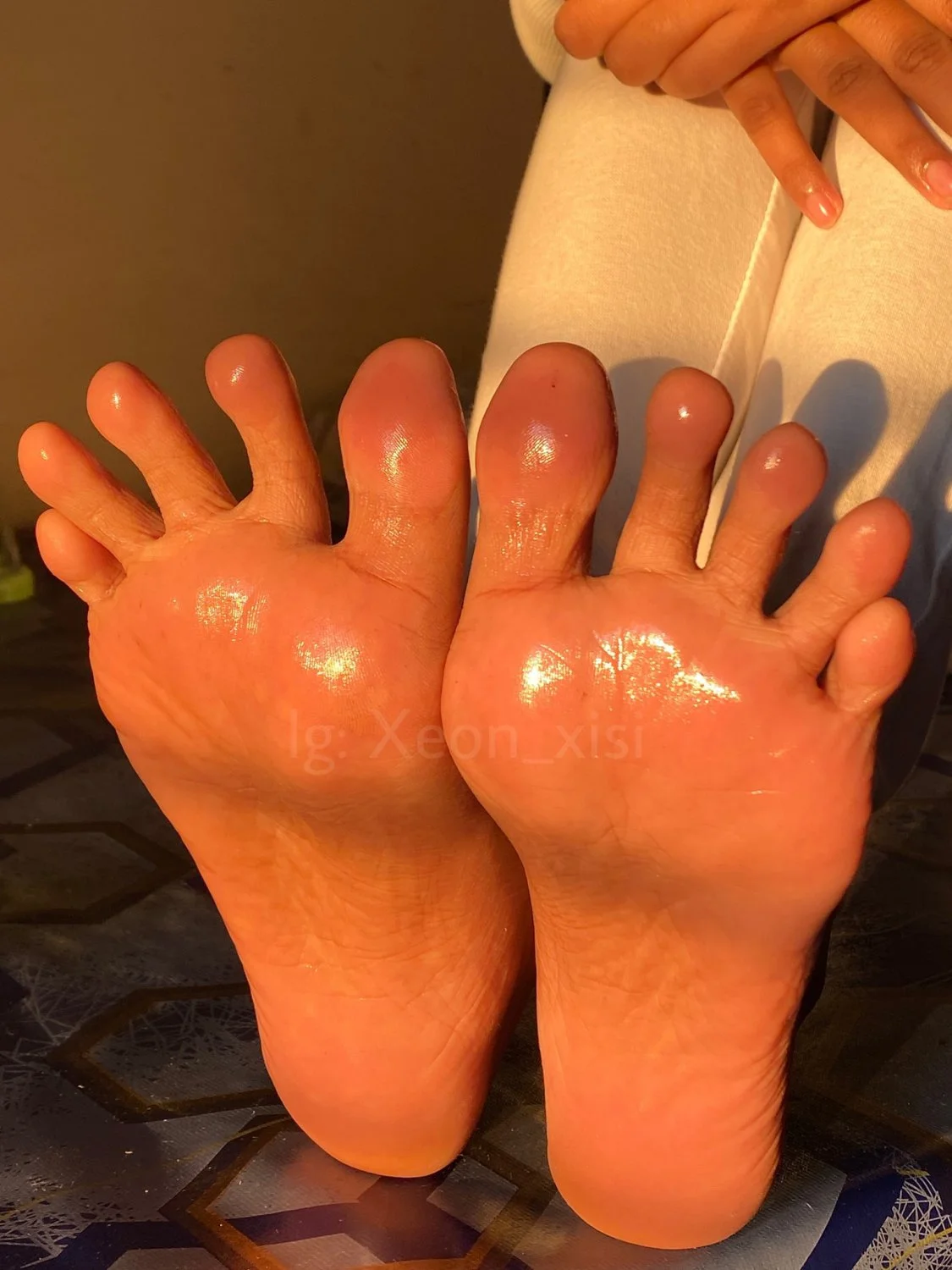Asiática lindinha exibe suas solinhas e pezinhos. 🤤😋👅 image 48