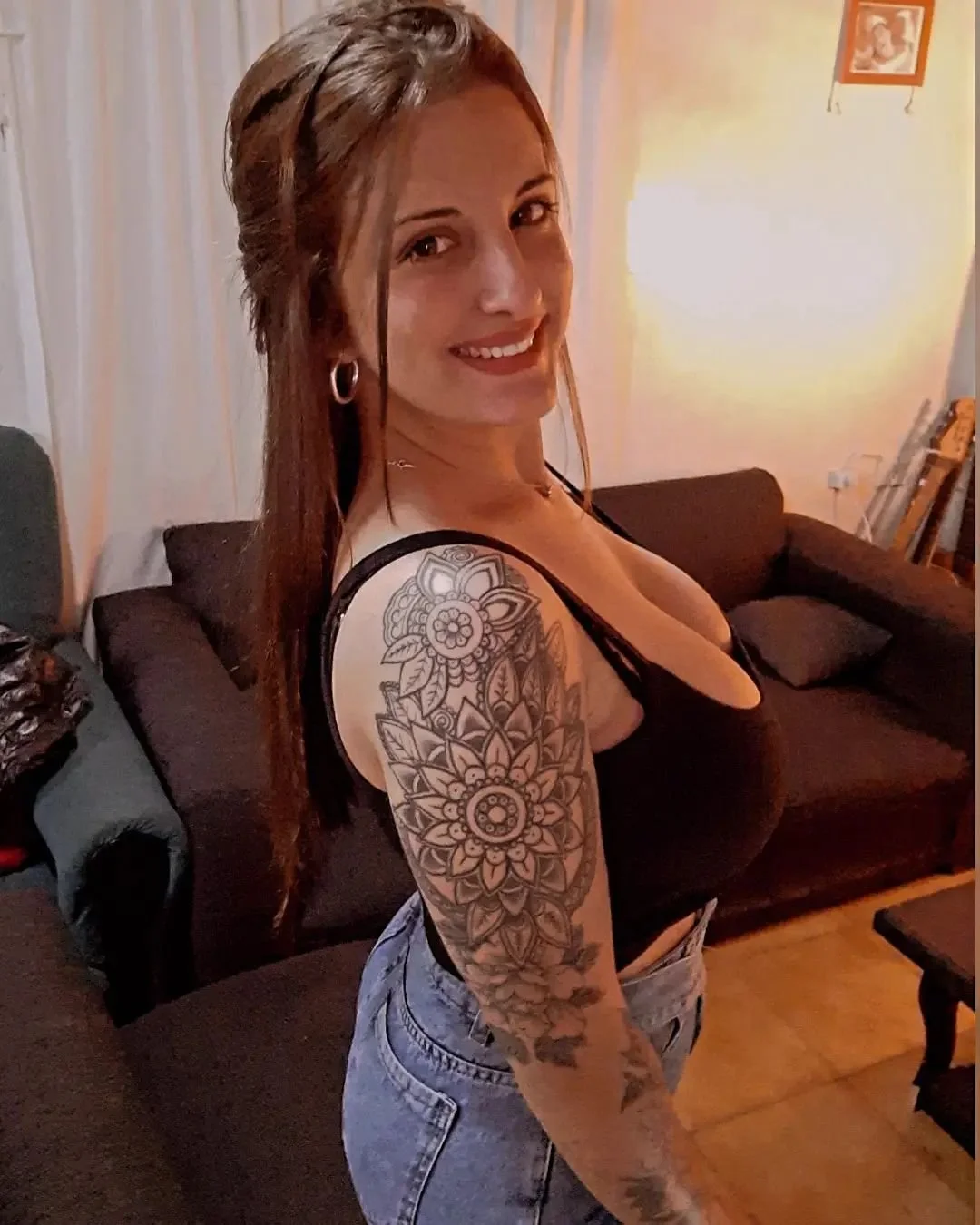 Rubia Con Tremendos Pechos image 9