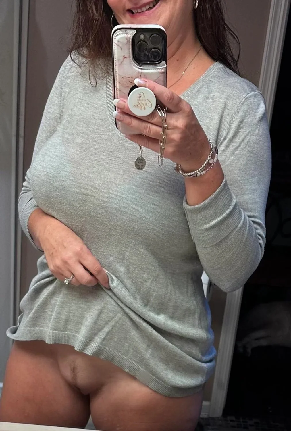 Real Amateur Curvy Mom image 3