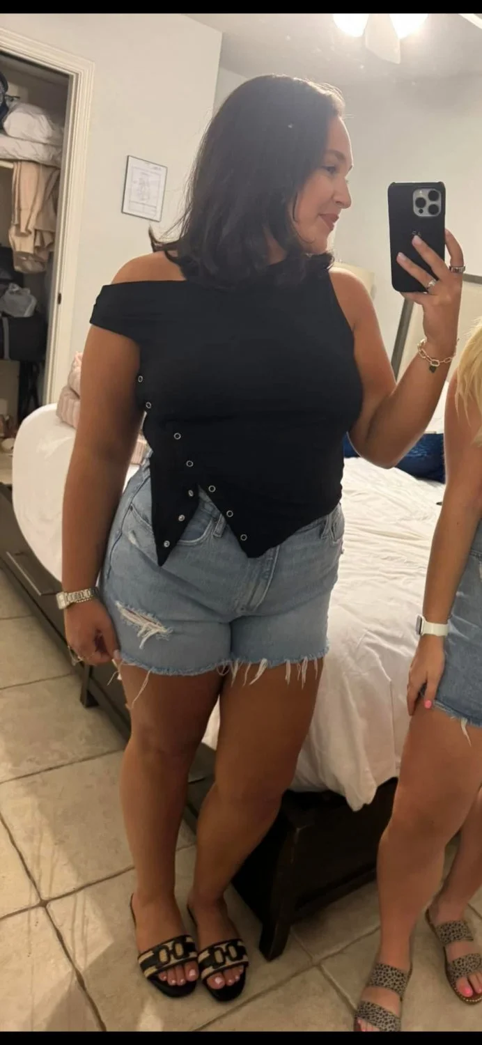 Curvy sexy Philly chick image 12