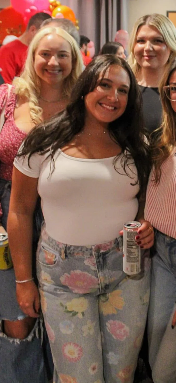 Curvy sexy Philly chick image 17