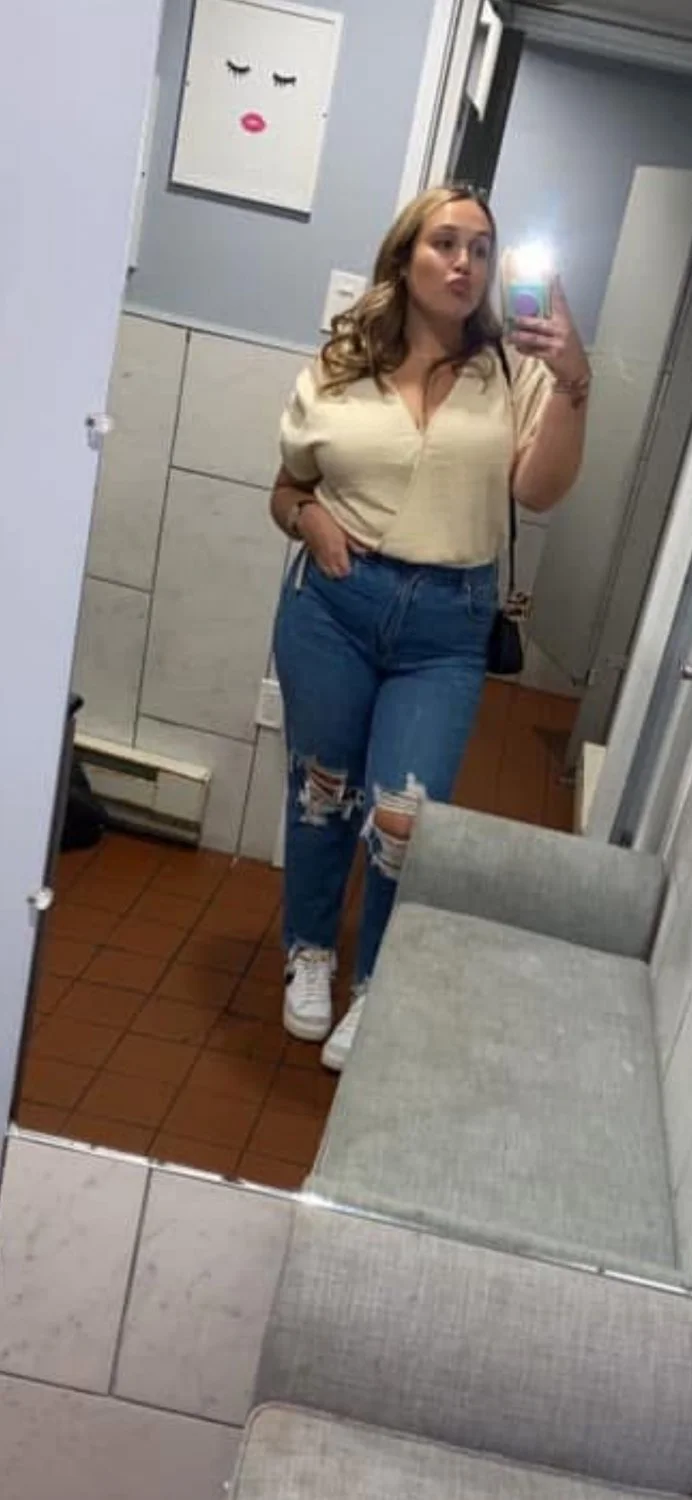 Curvy sexy Philly chick image 30
