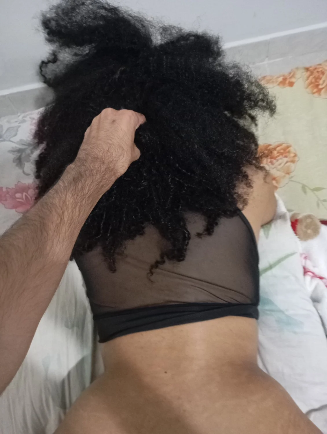 puxando cabelo da cacheada casal main image