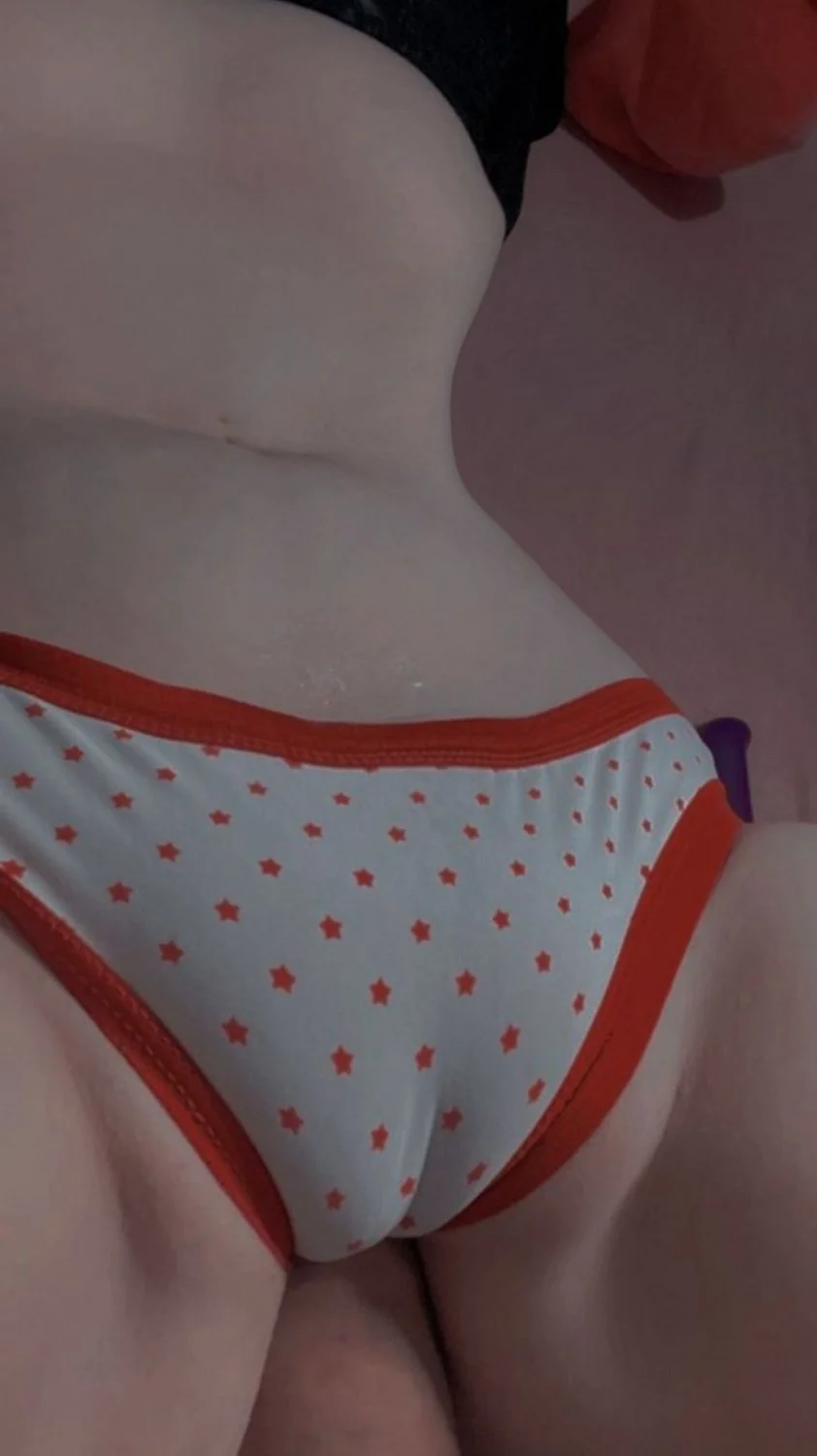 Gótica branquinha da buceta rosinha sentando gostoso image 2