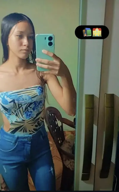 Novinha magrinha exibindo o corpinho pro ficante cover image
