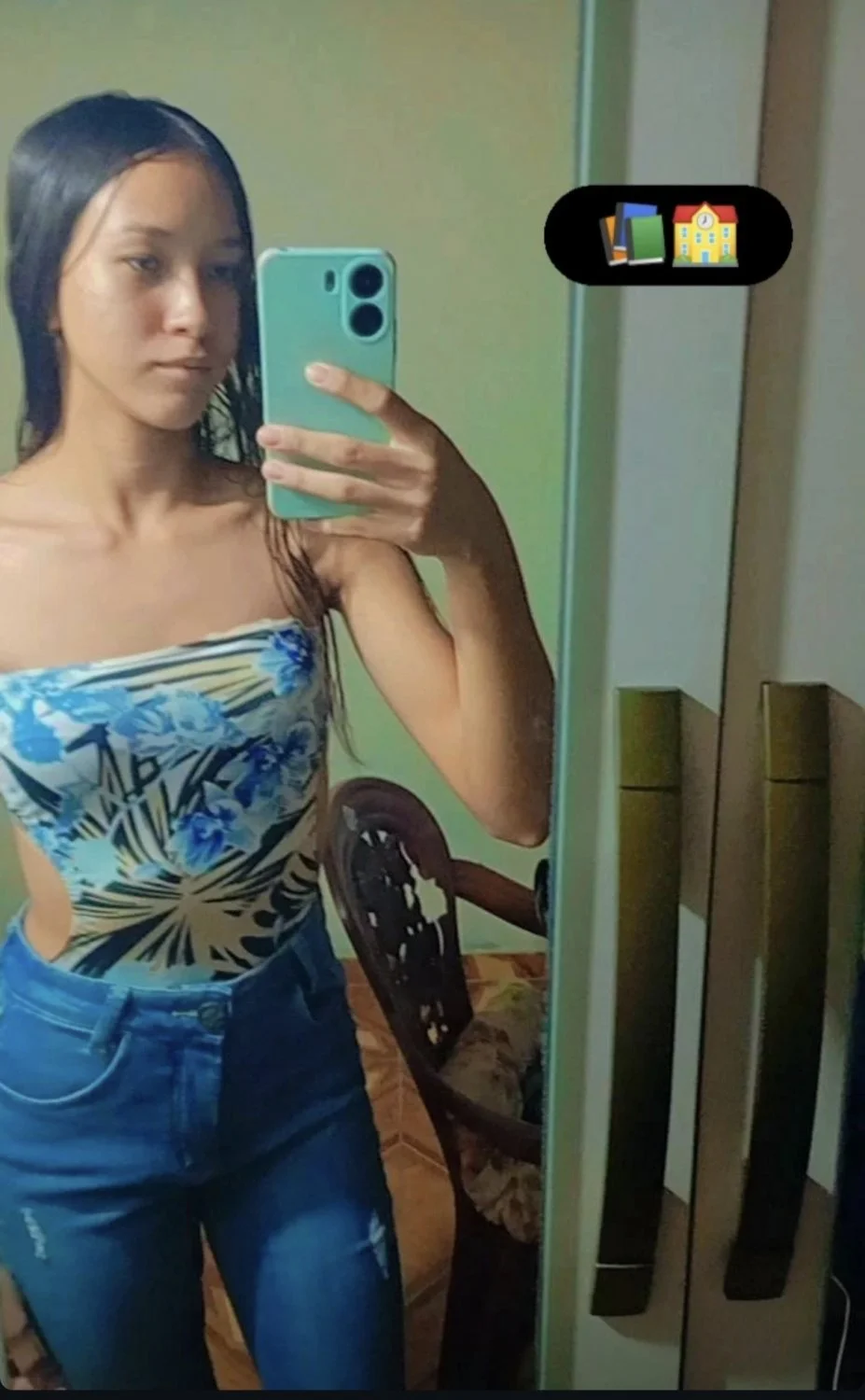 Novinha magrinha exibindo o corpinho pro ficante main image