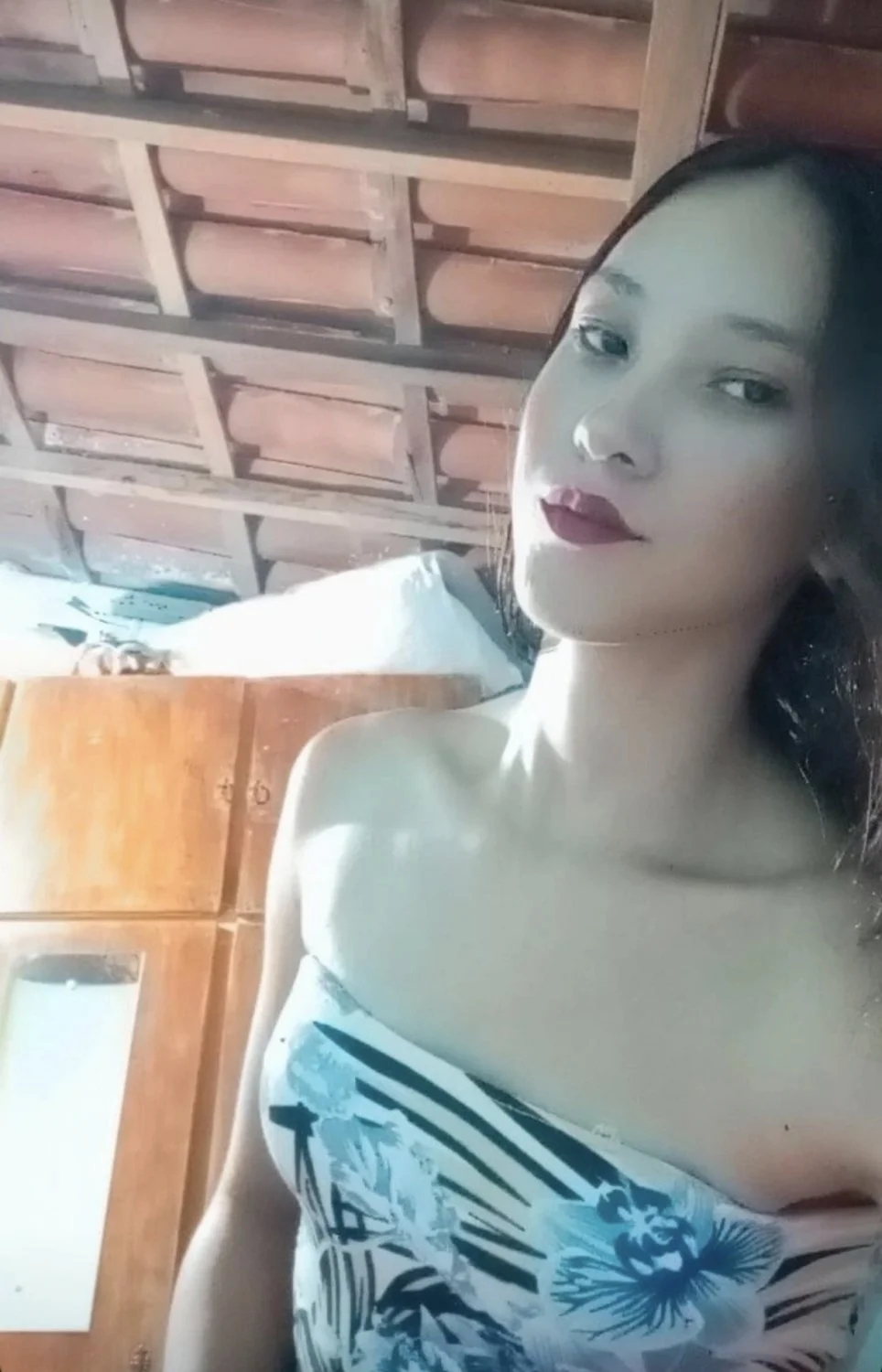 Novinha magrinha exibindo o corpinho pro ficante image 2