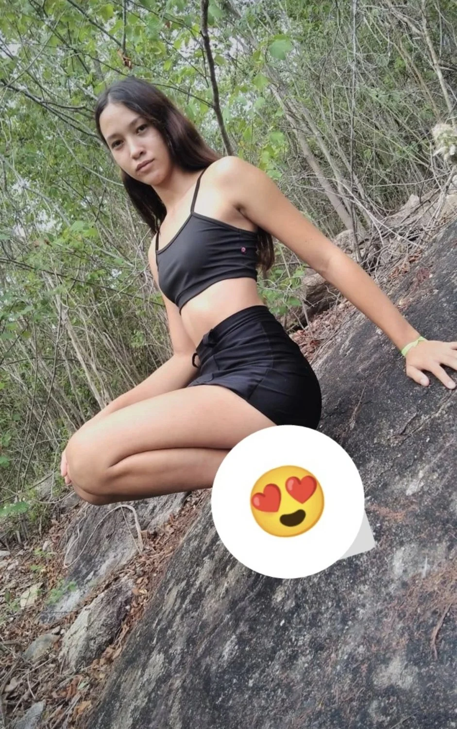 Novinha magrinha exibindo o corpinho pro ficante image 3