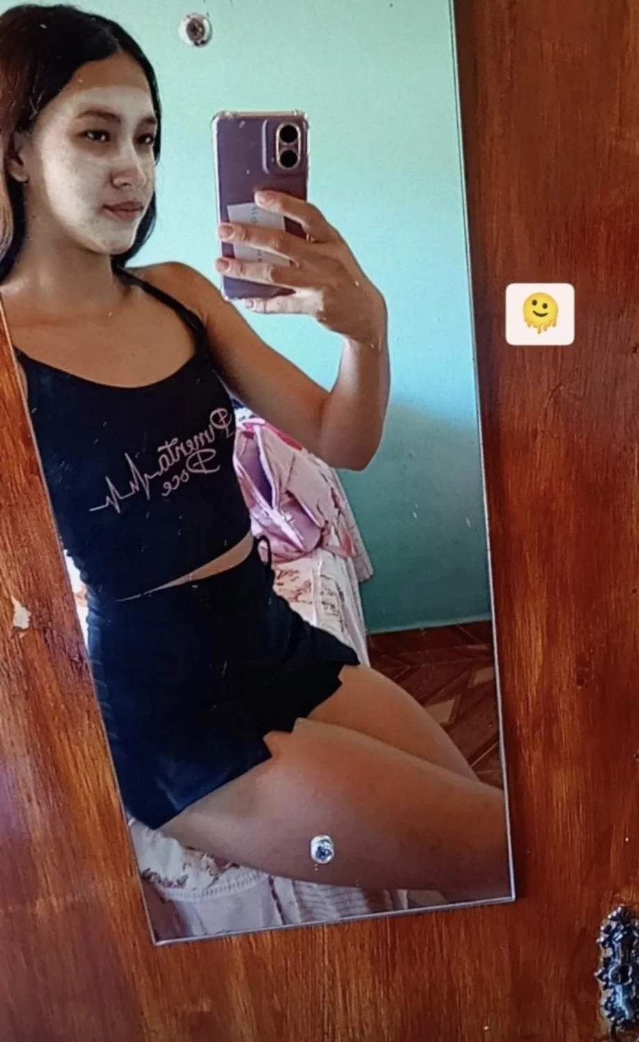 Novinha magrinha exibindo o corpinho pro ficante image 4