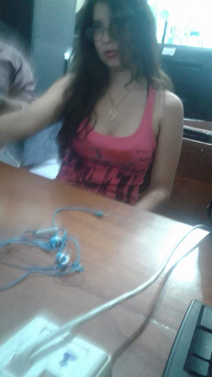 Linda zorrita de tetas pequeñas image 2