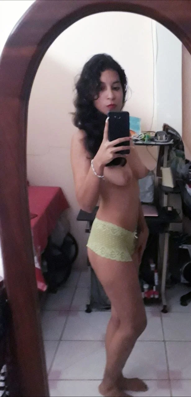 Linda zorrita de tetas pequeñas image 3