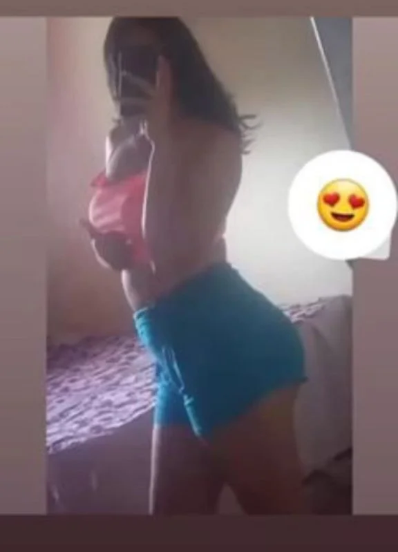 Oque acharam dessa putinha novinha quem for tribute pra ela chama pv para mas fotos dessa putinha image 2