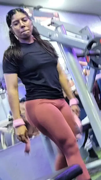 Puta de lentes culona gym voyeur cover image