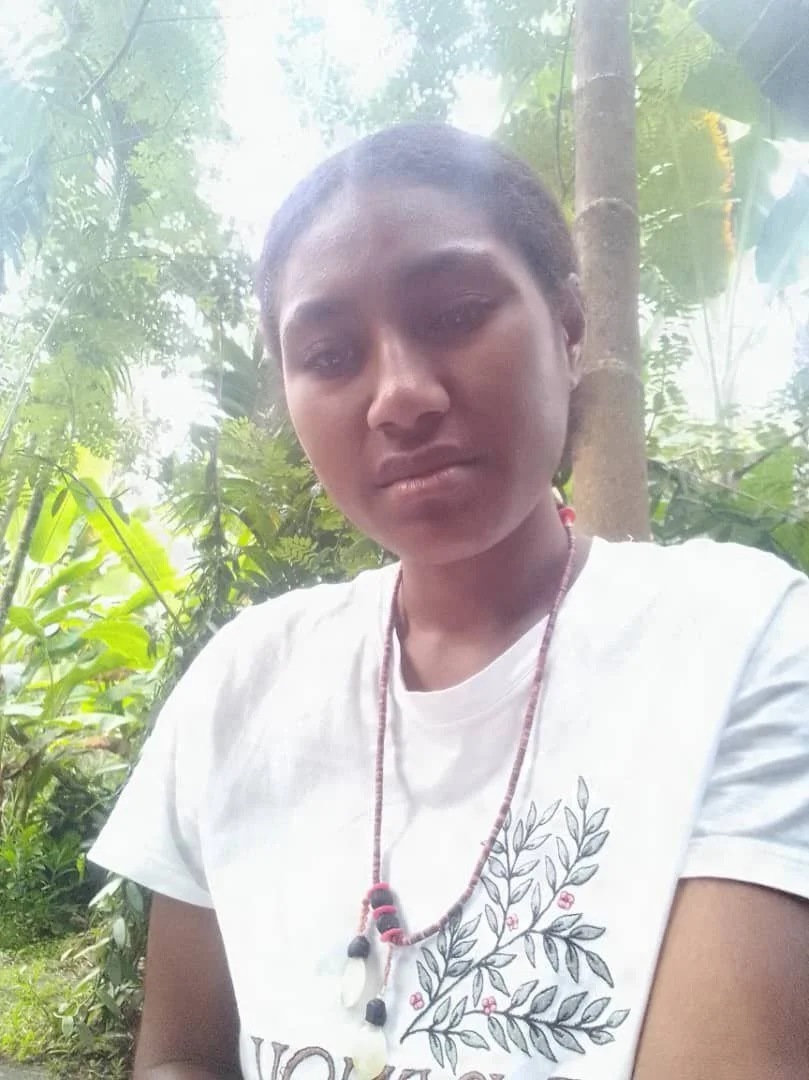 Teen showing her skin🇵🇬 main image