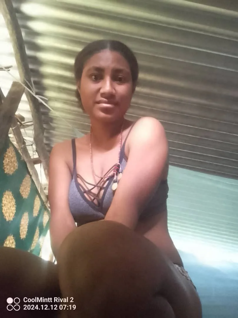Teen showing her skin🇵🇬 image 3