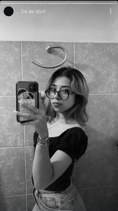 Espiada en el baño cover image