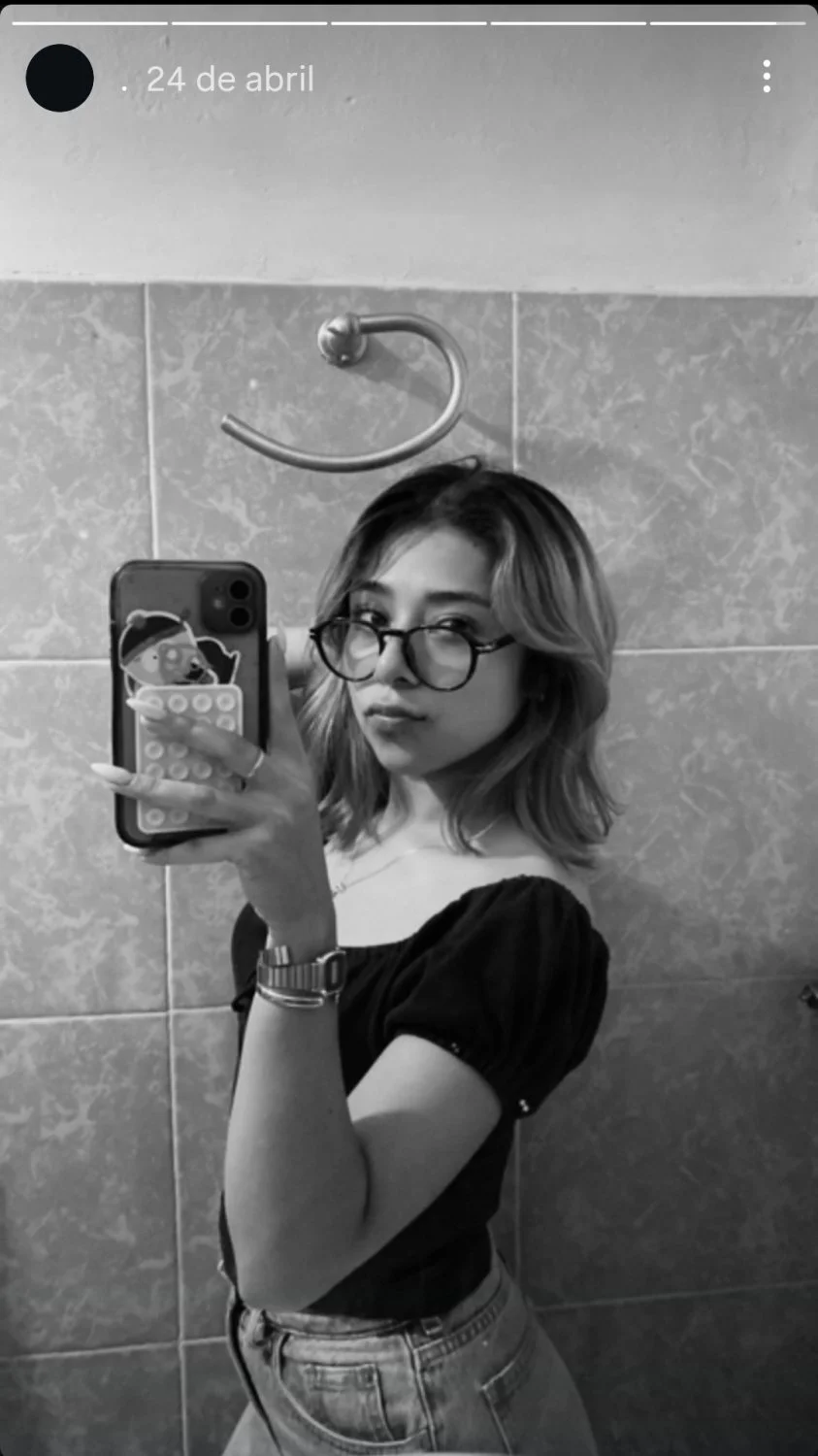 Espiada en el baño main image