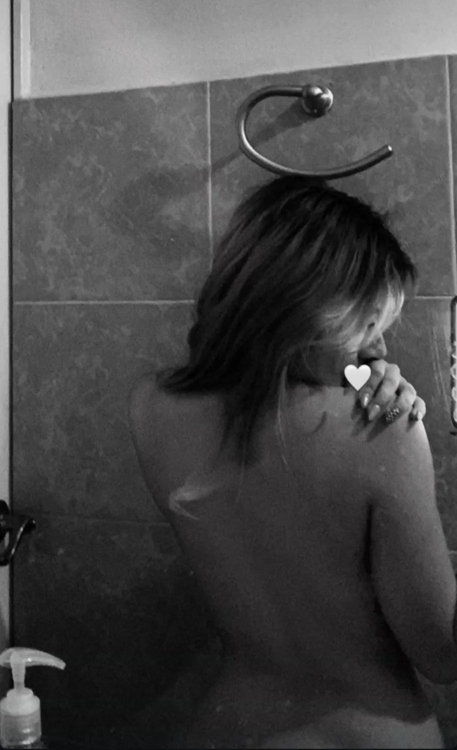 Espiada en el baño image 9