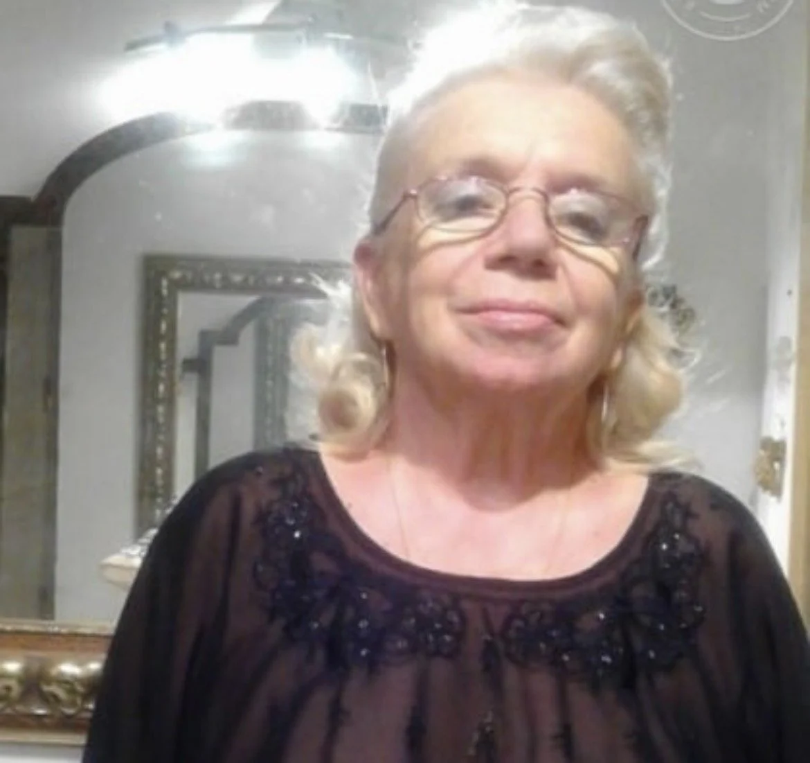 Vovó querendo da a bucetinha rosa pro negão, essa vovó 👵🏻 é muito puta 😈😈😈😈 main image