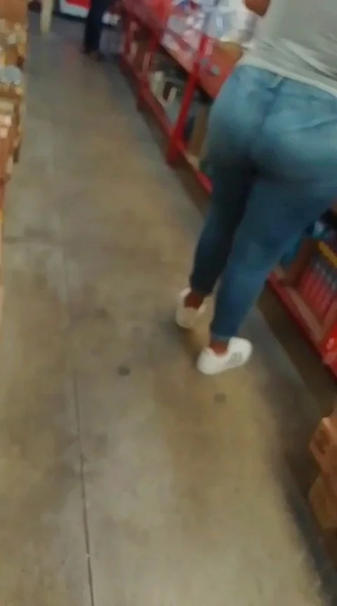 Tremendo culote de señora poblana en el supermercado image 4