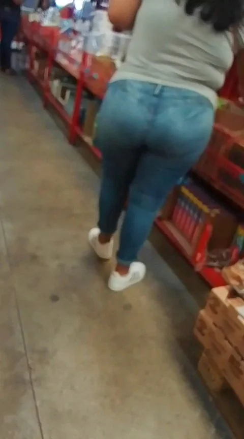 Tremendo culote de señora poblana en el supermercado image 5