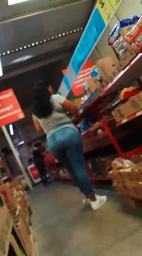 Tremendo culote de señora poblana en el supermercado image 8