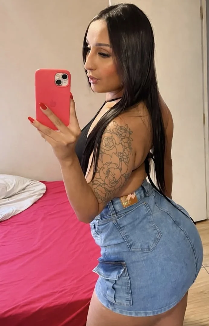 Laynasci Exibindo rabo image 3