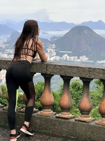 Esposinha gostosa fazendo caminhada alguém acompanha cover image