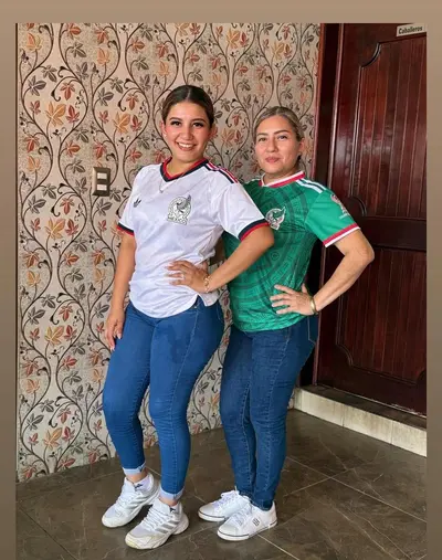 Que les parece estas 2 zorras madre e hija amanda y amandi cover image