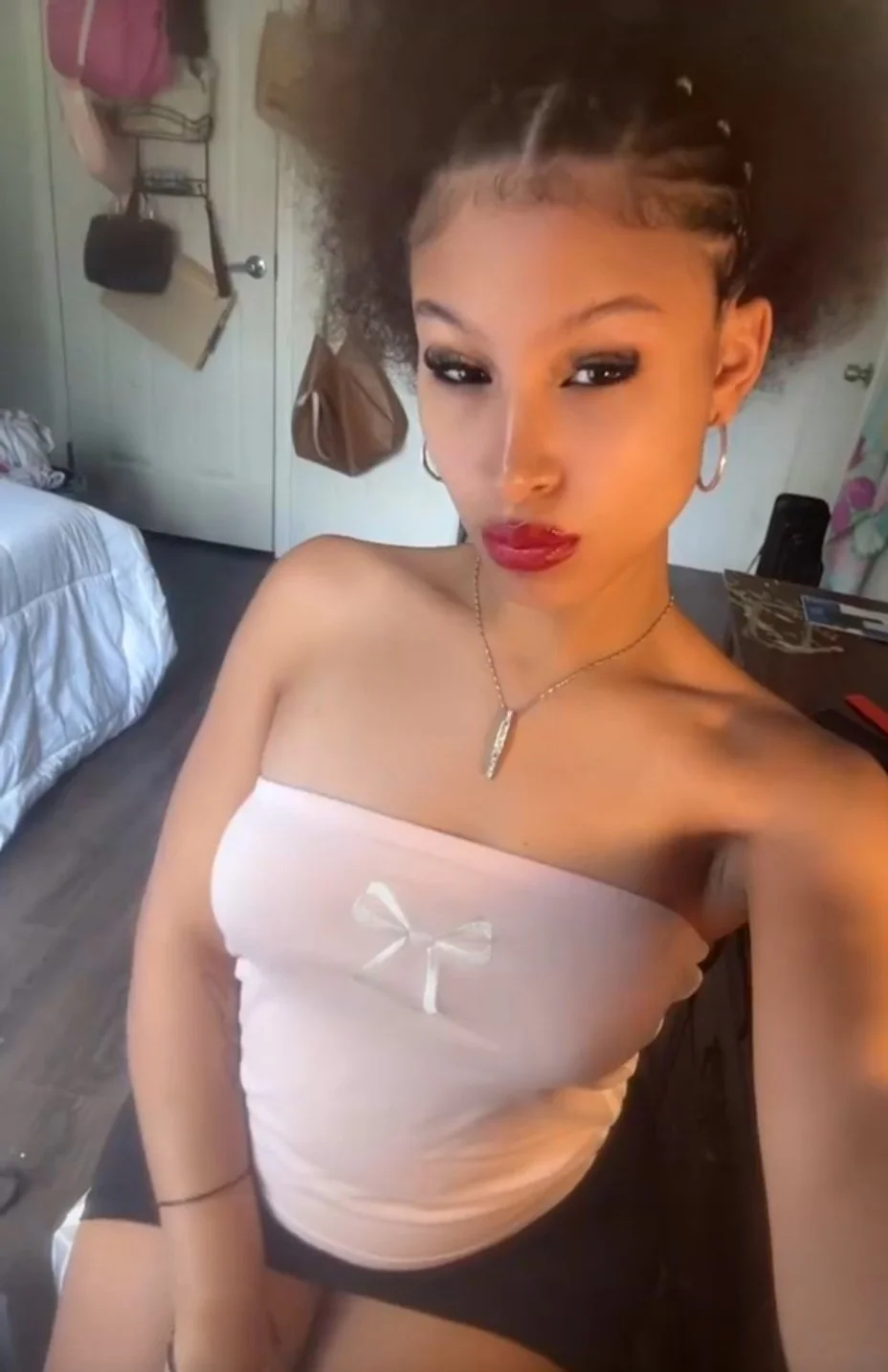 Thicc liteskin thot shakin phat ASS on live image 4