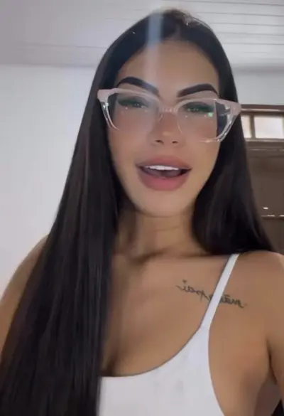 Morena gostosa do video sentando, hoje está mais linda cover image