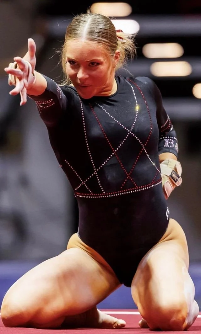 Gymnast hottie image 4