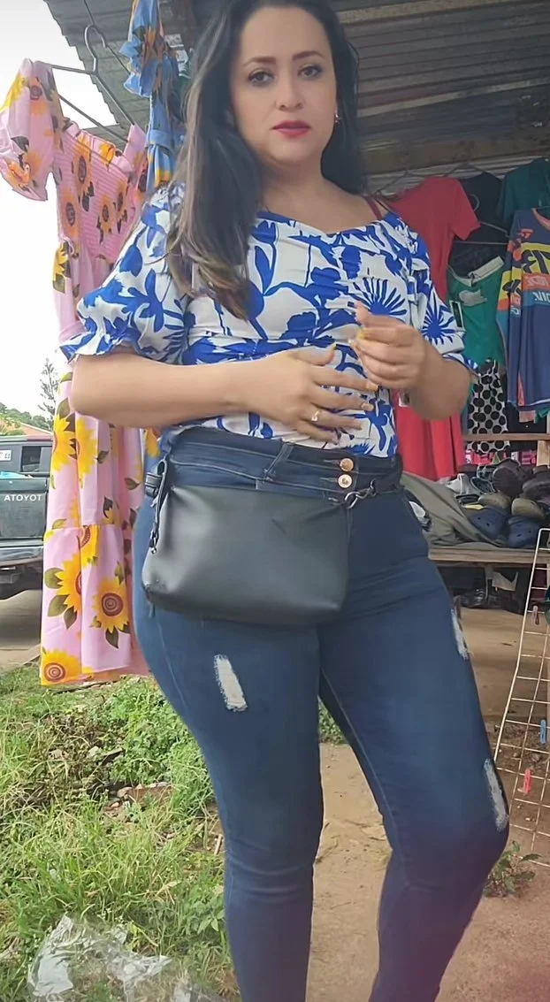 Señora con tremendo culote 🥵🤤🥴 main image