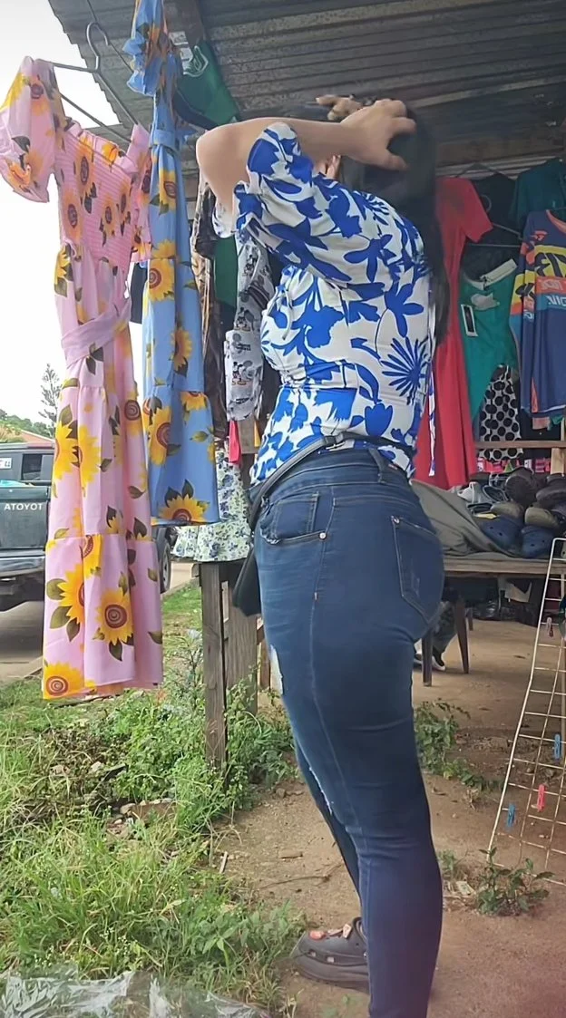 Señora con tremendo culote 🥵🤤🥴 image 4