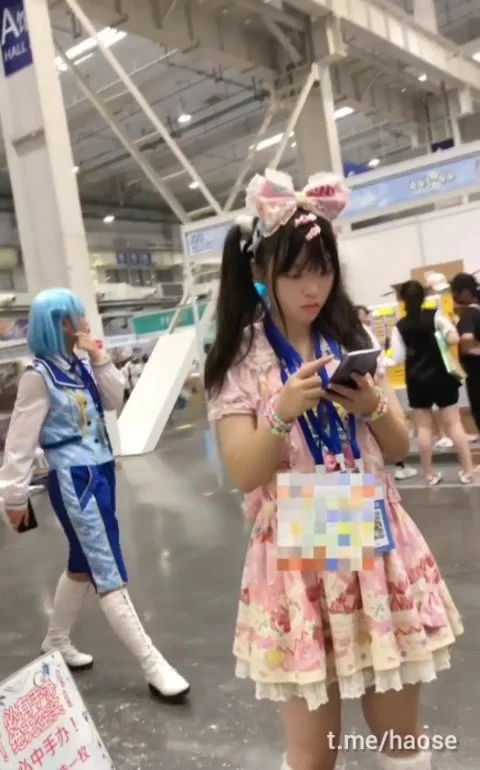 Cosplay girl upskirt no panties main image