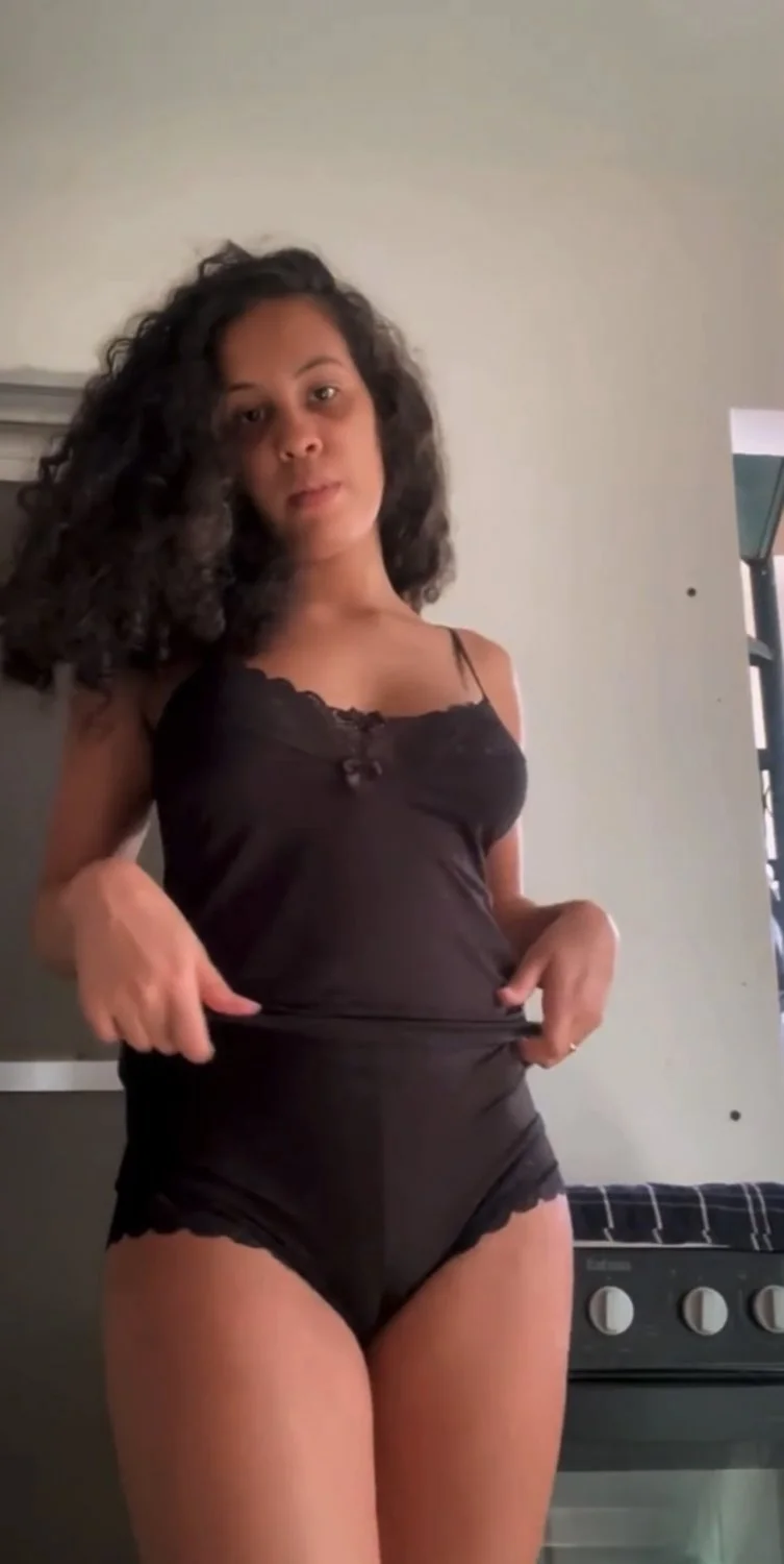 Vazou moreninha cavala dançando e tirando a roupa image 5