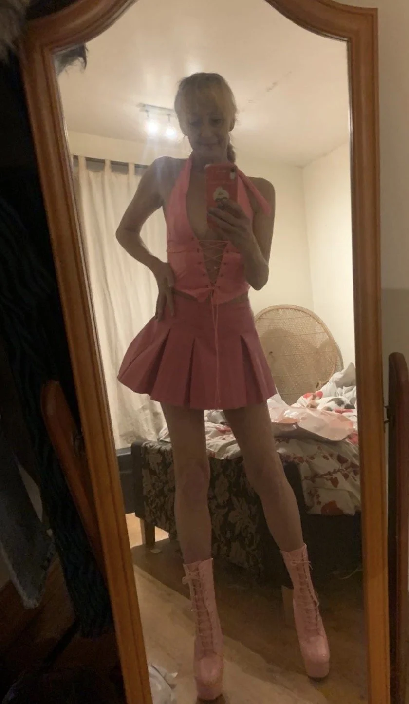 MILF in pink image 2