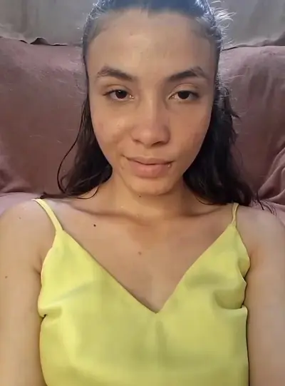 Novinha baixa renda do meio do mato em Live brincando com o cuzinho e o bucetão rosadinho cover image
