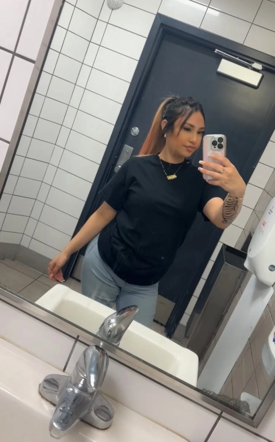 Chicago Latina thot Dm for Free Nudes image 7