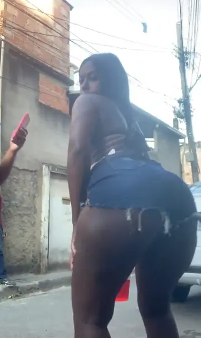 Preta cavala rebolando de shortinho - Live Instagram cover image