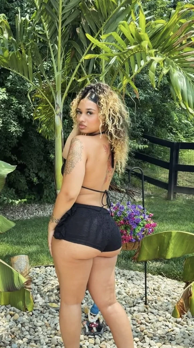 Round Booty Cutie image 5