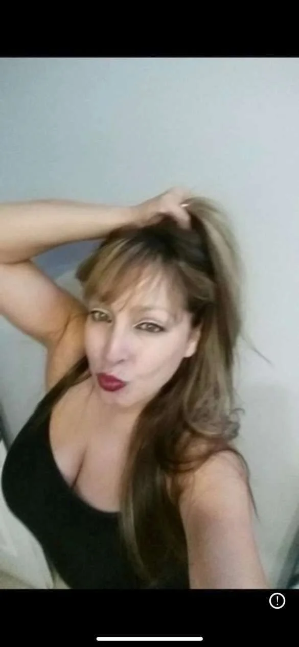 Sexy big tit Chicago MILF image 5