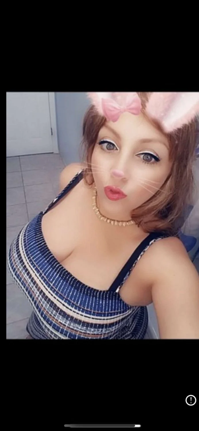 Sexy big tit Chicago MILF image 6