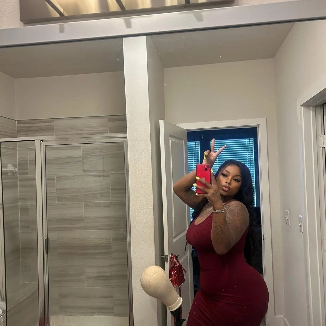 Who on this site can show me the best tribute of these Hoodrat Holly videos and photos? image 12