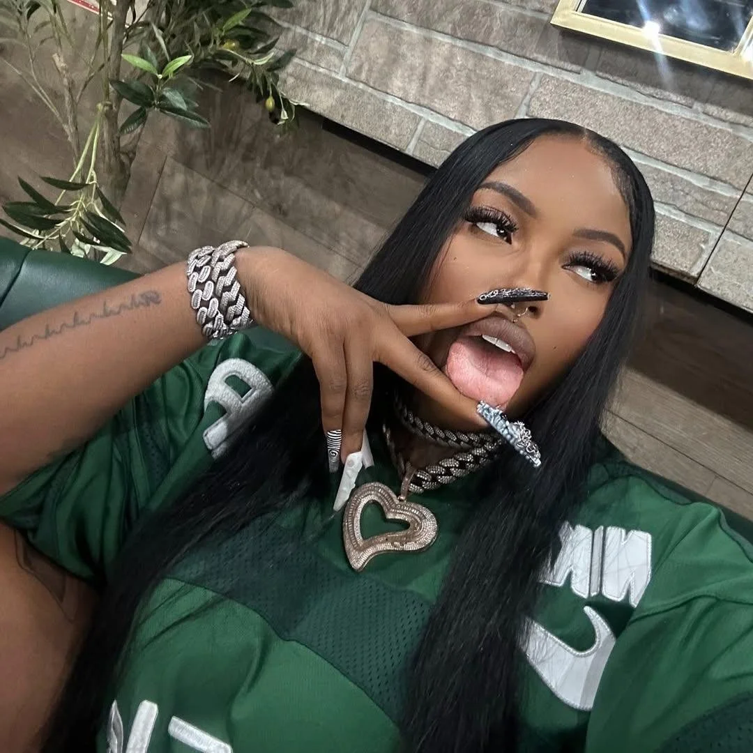 Who on this site can show me the best tribute of these Hoodrat Holly videos and photos? image 18