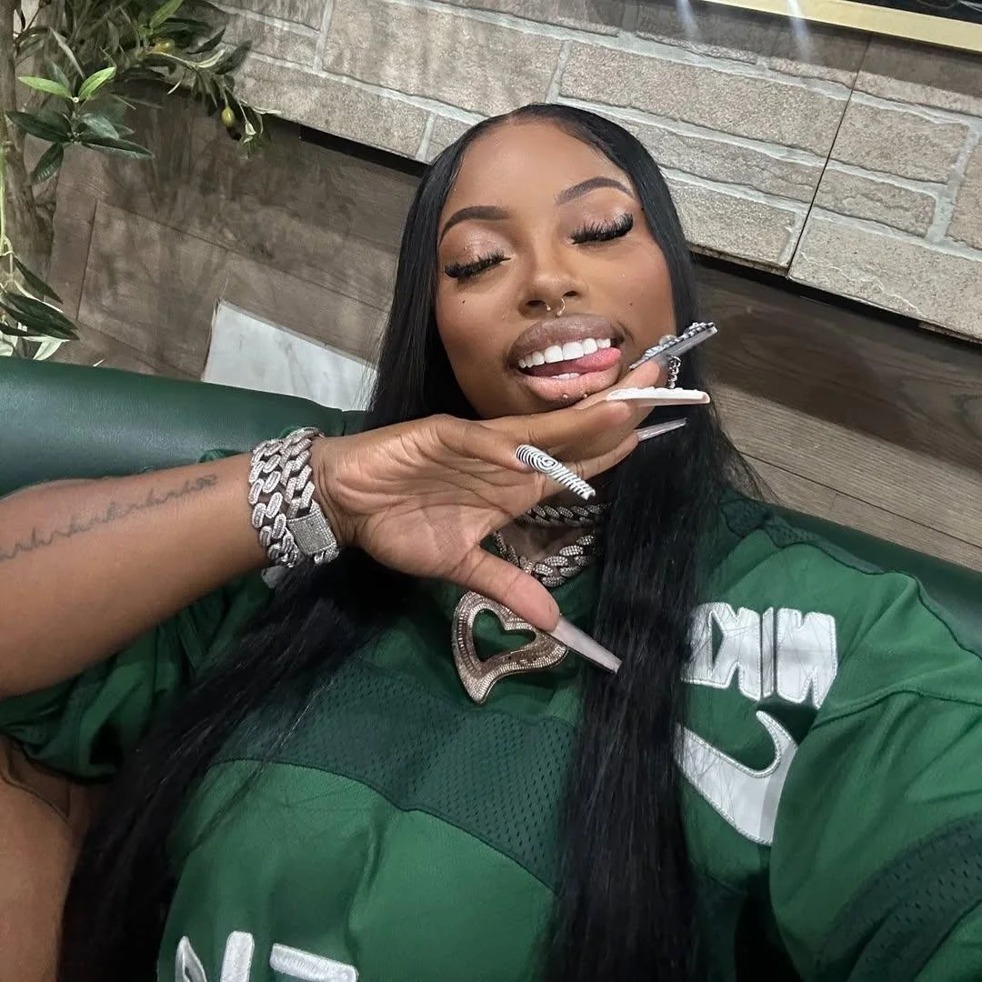Who on this site can show me the best tribute of these Hoodrat Holly videos and photos? image 21